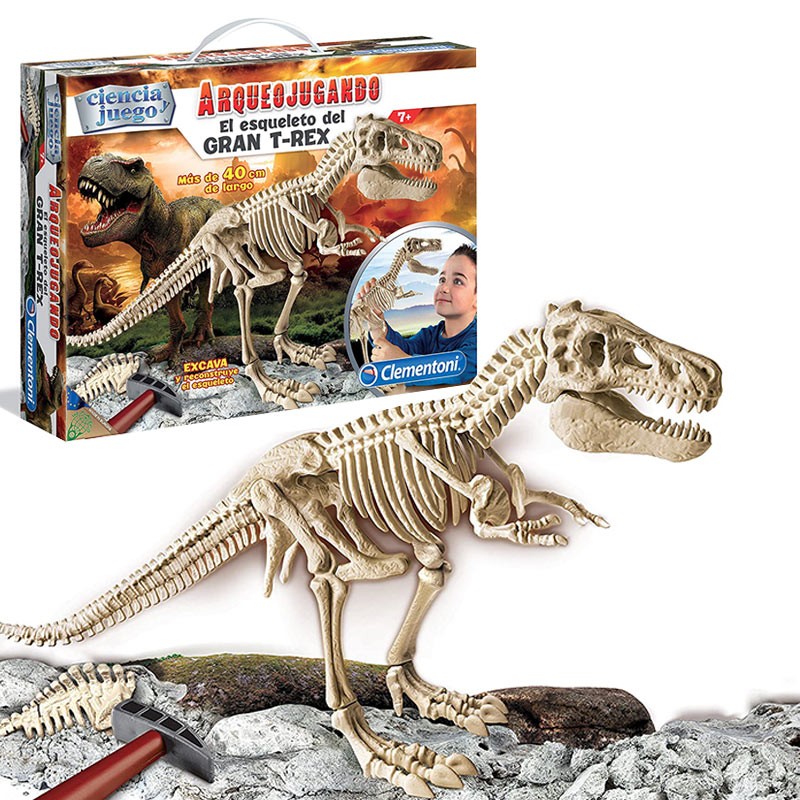 ARQUEOJUGANDO EL ESQUELETO DEL